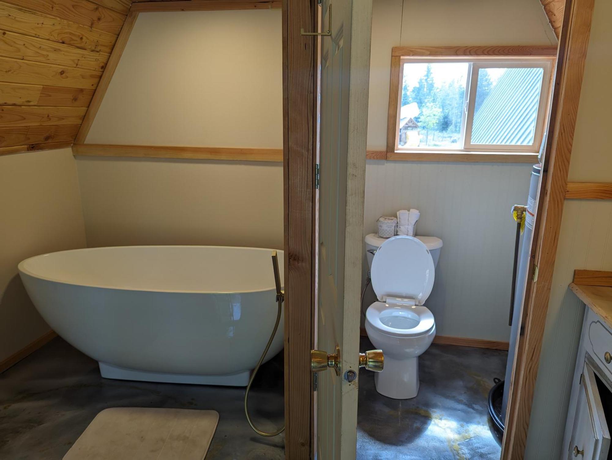 Tree Ring Cabin On 33 Acres Powell River Exterior photo